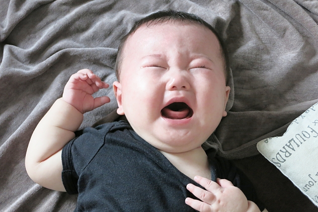 赤ちゃんの泣き顔